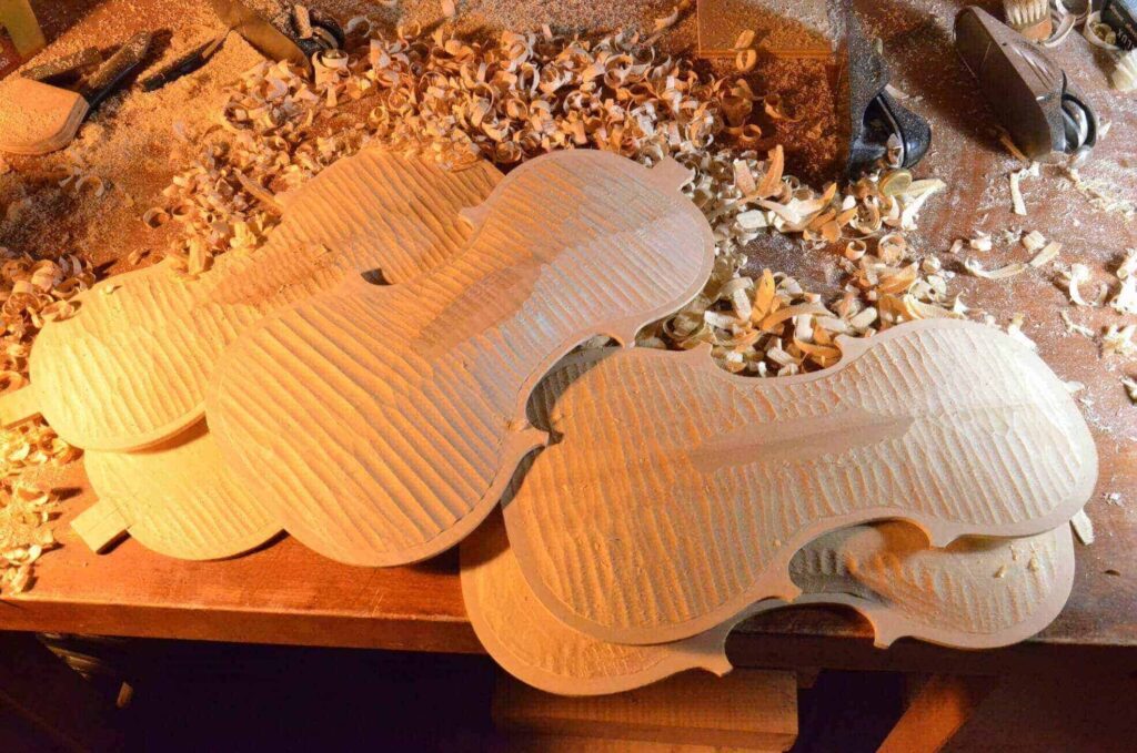 広島県内の三原博志バイオリン工房にてバイオリン製作中の写真